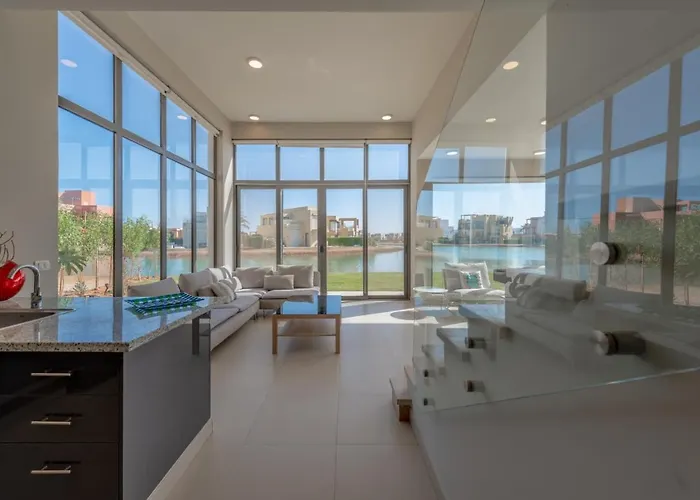 Light-Filled 4-Bedroom Villa in Tawila, El Gouna. Jacuzzi&Lagoon